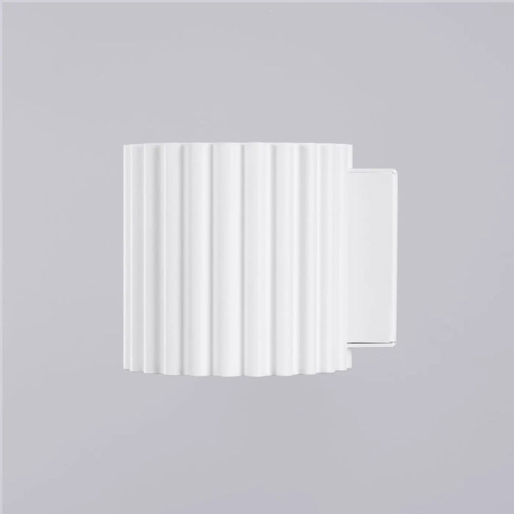 Applique murale aura blanc avec design moderne et forme unique inspirée en finition nervurée blanche