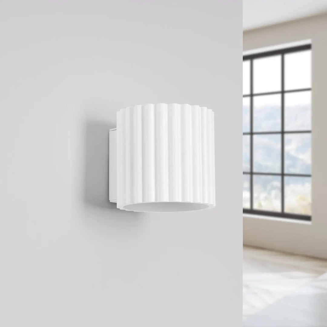 Applique murale aura blanc en forme unique inspirée avec design moderne cylindrique cannelé en céramique blanche