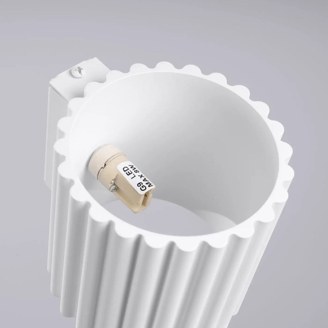 Applique murale aura blanc led avec forme unique inspirée flûtée cylindre et bord festonné montée sur support