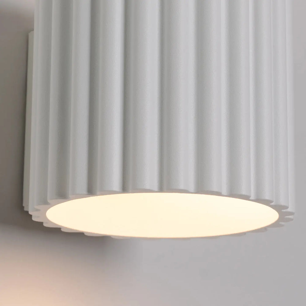 Applique murale aura blanc avec diffuseur circulaire doux en forme unique inspirée en matériau blanc flûté