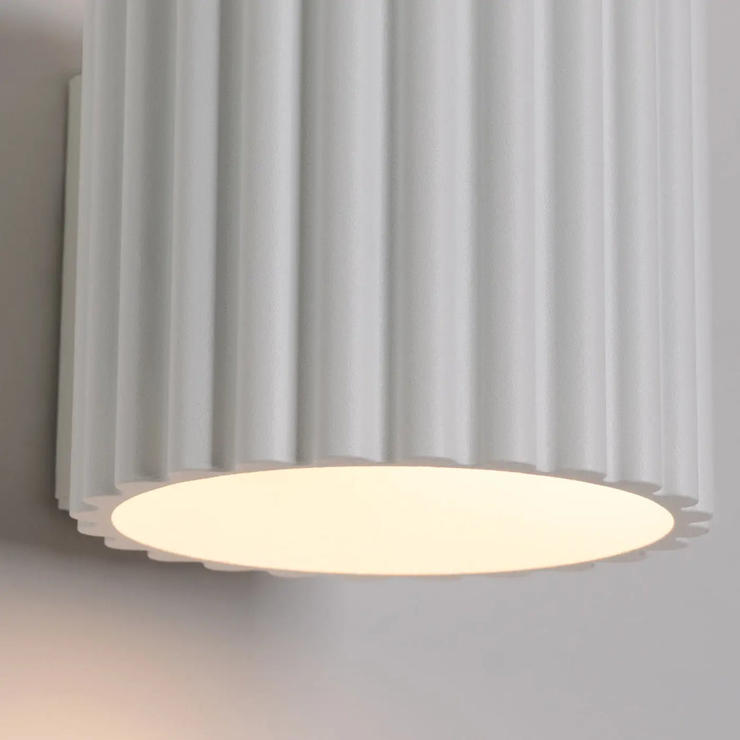 Applique murale aura blanc avec diffuseur circulaire doux en forme unique inspirée en matériau blanc flûté