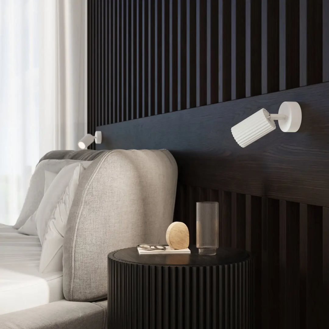 Applique murale karbon blanche avec tête cylindrique cannelée et base circulaire minimaliste compatible ampoules gu10 interchangeables