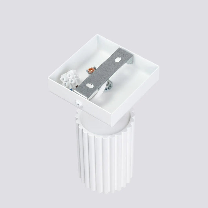 Applique murale karbon blanc avec base cylindrique nervurée en métal et ampoules gu10 interchangeables design minimaliste