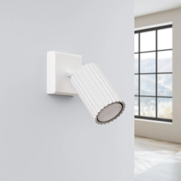 Applique murale karbon blanc avec abat-jour cannelé cylindrique et ampoules gu10 interchangeables design minimaliste