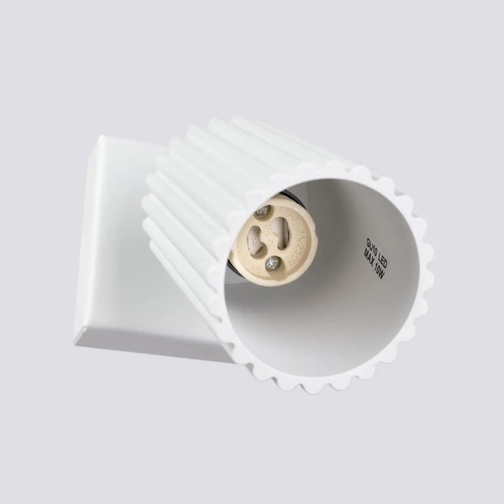 Applique murale karbon blanc en céramique avec bord festonné et douille e27 pour design minimaliste plafonnier karbon allie