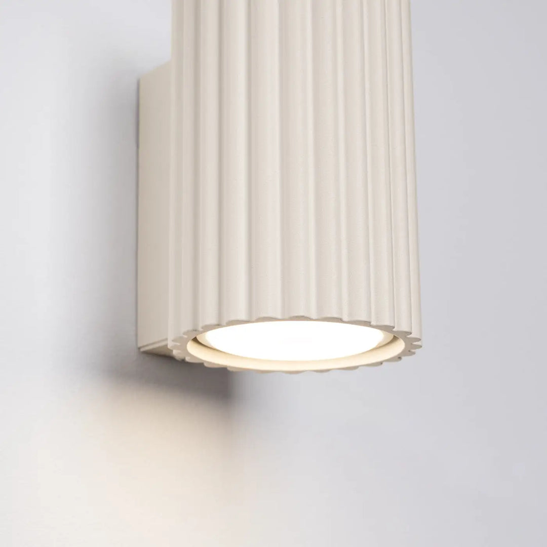 Applique murale karbon 10 beige en design minimaliste avec ampoules gu10 interchangeables et flûtes verticales crème
