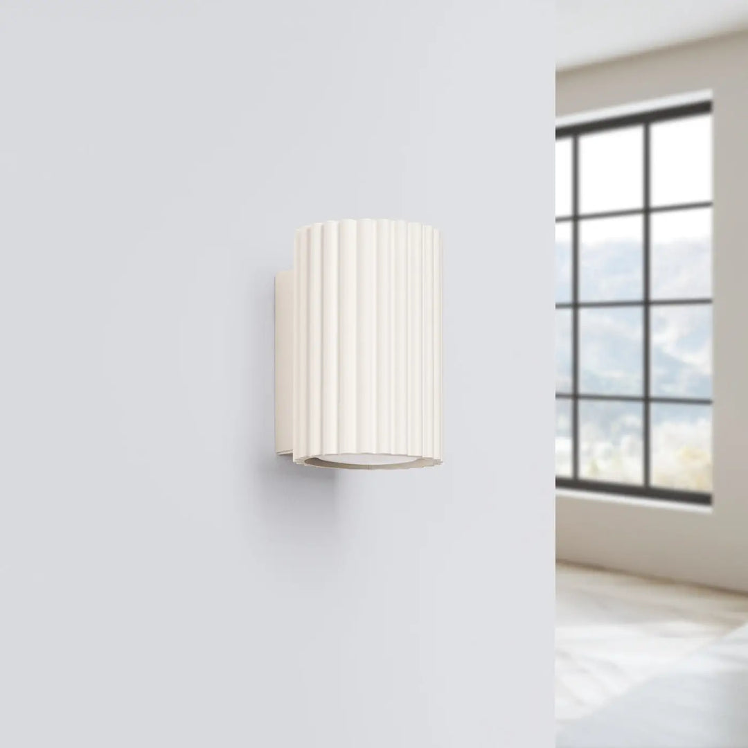 Applique murale karbon 10 beige avec design minimaliste et ampoules gu10 interchangeables pour un plafonnier karbon allie moderne