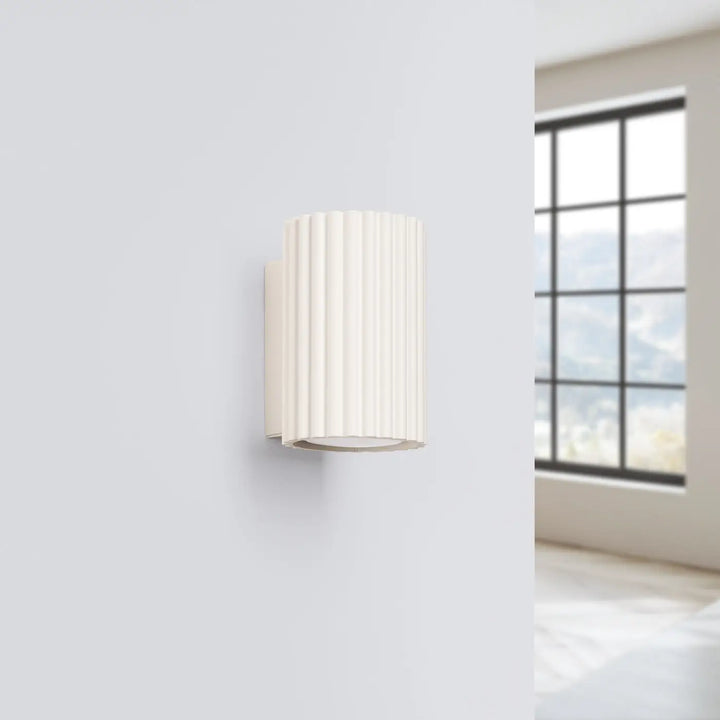 Applique murale karbon 10 beige avec design minimaliste et ampoules gu10 interchangeables pour un plafonnier karbon allie moderne
