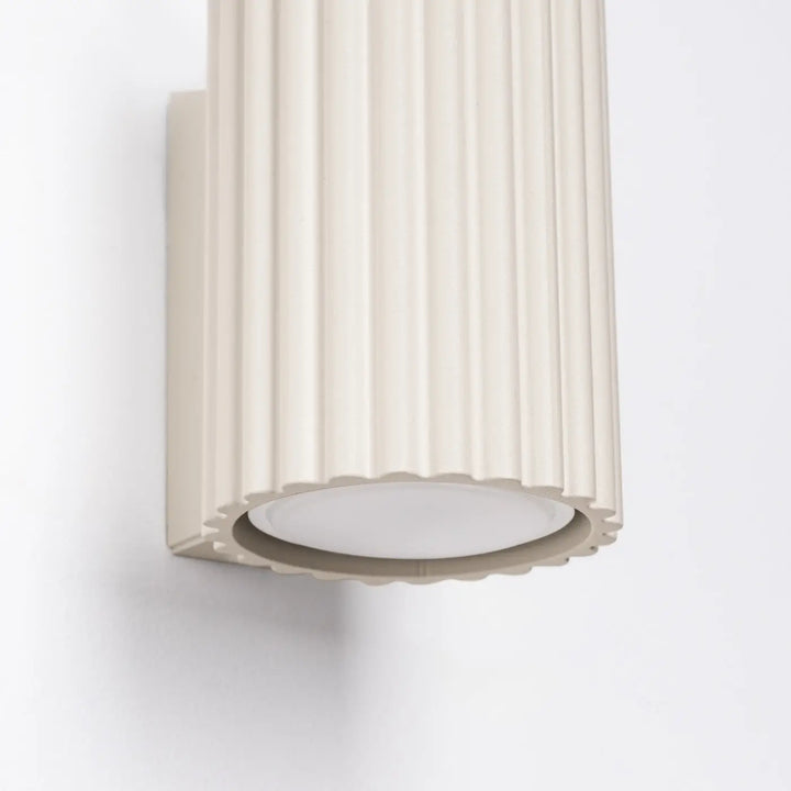 Applique murale karbon 10 beige avec design minimaliste et ampoules gu10 interchangeables pour eclairage elegant