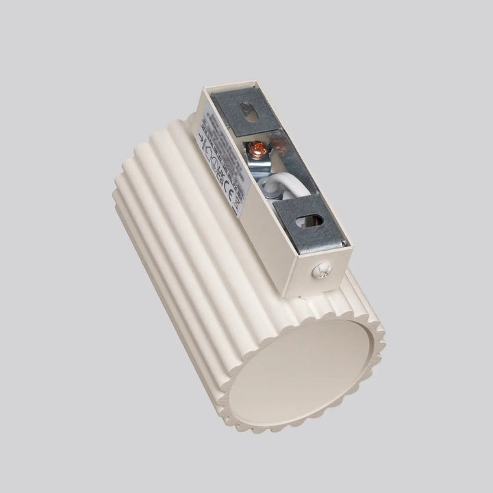 Applique murale karbon 10 beige avec plafonnier karbon allie en cylindre blanc nervuré et ampoules gu10 interchangeables