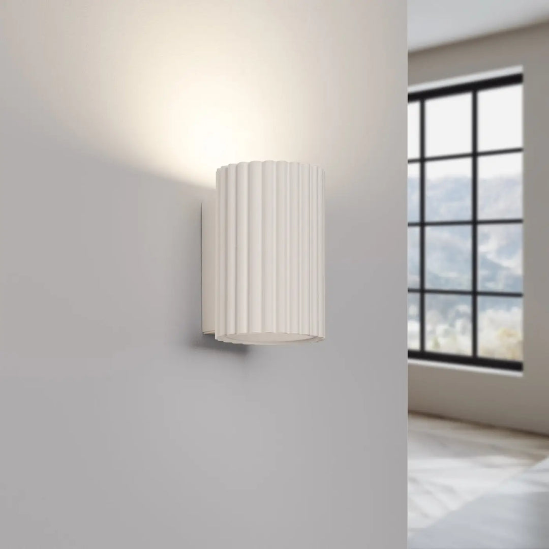 Applique murale karbon 10 beige en céramique avec rainures verticales design minimaliste et ampoules gu10 interchangeables