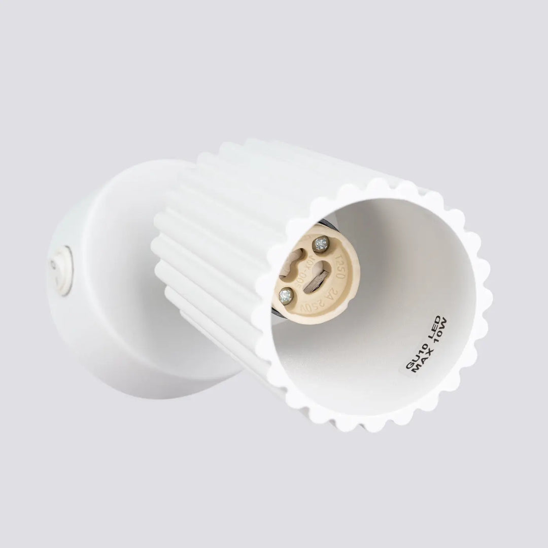 Applique murale karbon blanc en céramique avec bord festonné et base e27 compatible ampoules gu10 interchangeables