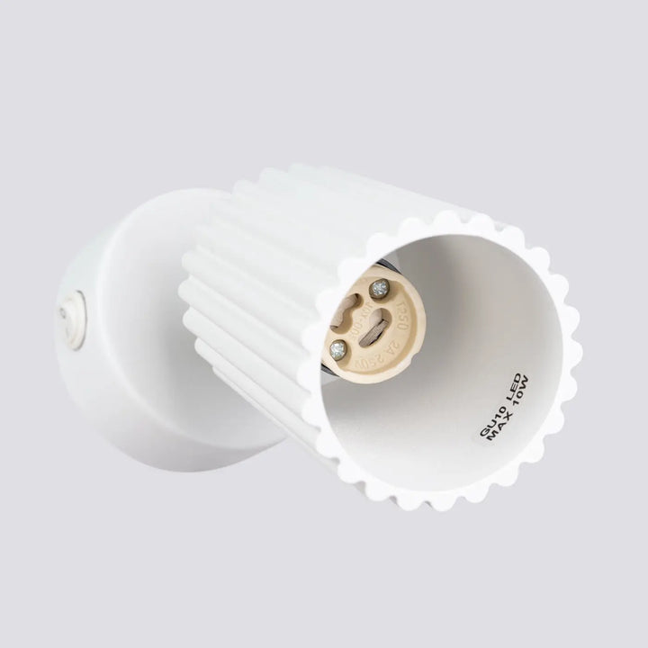 Applique murale karbon blanc en céramique avec bord festonné et base e27 compatible ampoules gu10 interchangeables