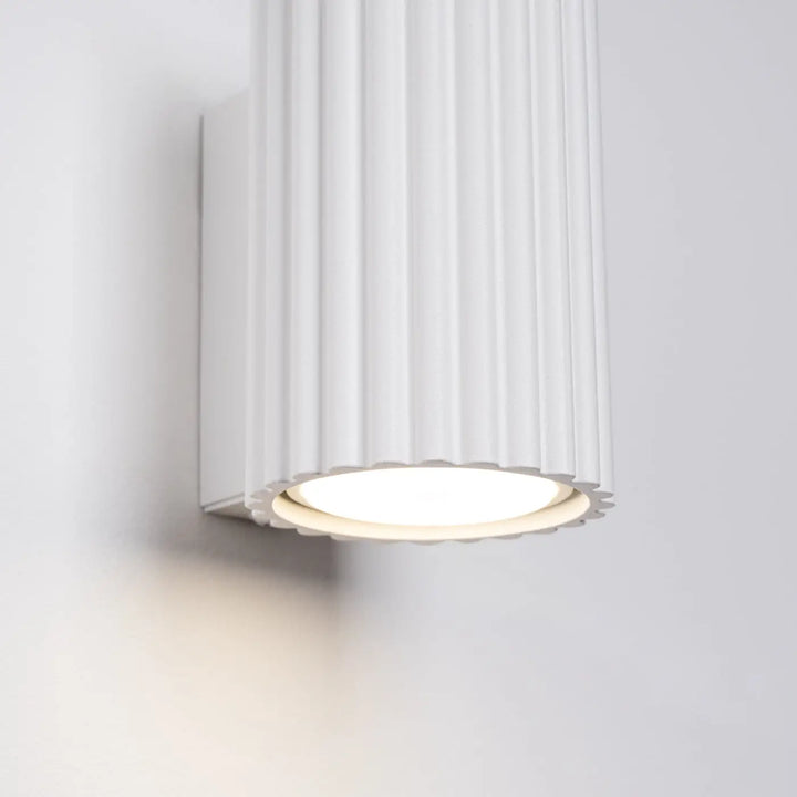 Applique murale karbon 10 blanc en design minimaliste avec ampoules gu10 interchangeables et éclairage led chaud
