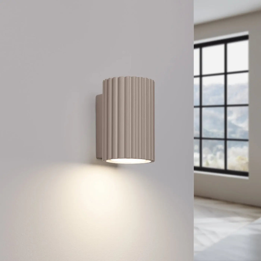 Applique murale karbon 10 taupe en design minimaliste avec ampoules gu10 interchangeables et lumière chaude diffuse