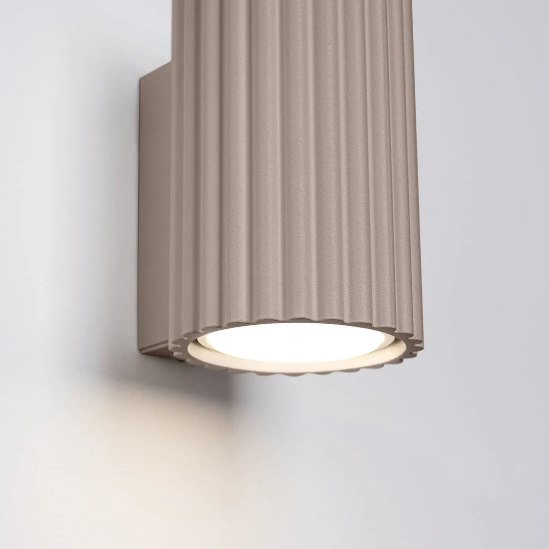Applique murale karbon 10 taupe beige avec design minimaliste et ampoules gu10 interchangeables pour éclairage doux