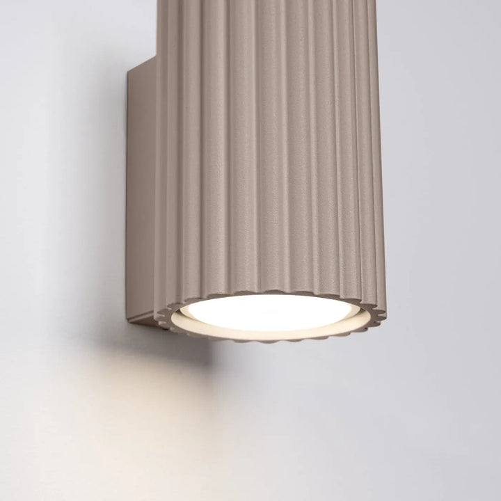 Applique murale karbon 10 taupe beige avec design minimaliste et ampoules gu10 interchangeables pour éclairage doux