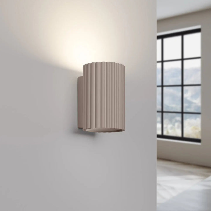 Applique murale karbon 10 taupe en beige côtelé avec design minimaliste et ampoules gu10 interchangeables