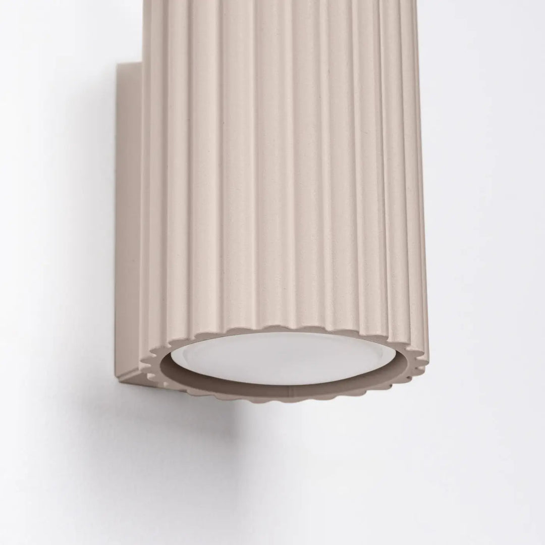 Applique murale karbon 10 taupe beige en design minimaliste avec ampoules gu10 interchangeables et base scallopée