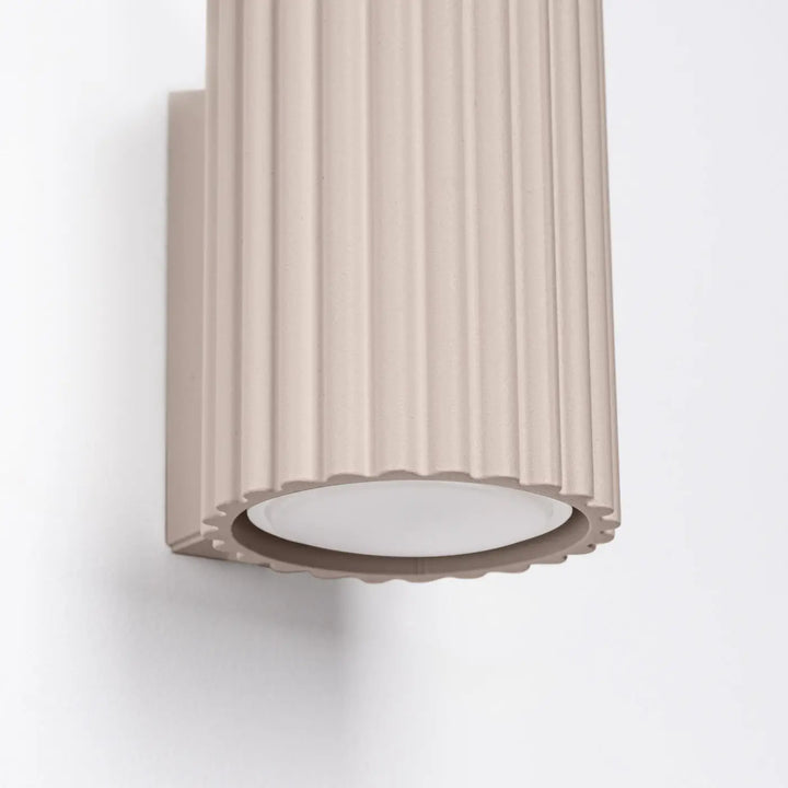 Applique murale karbon 10 taupe beige en design minimaliste avec ampoules gu10 interchangeables et base scallopée