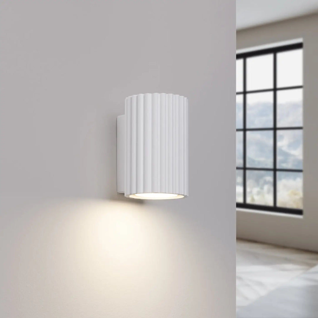 Applique murale karbon 10 blanc avec design minimaliste et ampoules gu10 interchangeables diffusant une lumière chaude