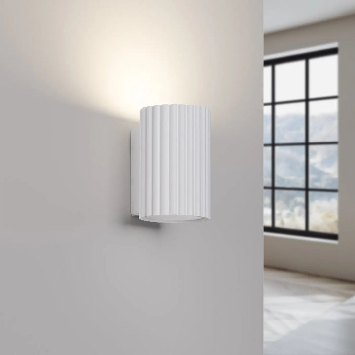 Applique murale blanc avec rainures verticales design minimaliste compatible ampoules gu10 interchangeables plafonnier karbon allie