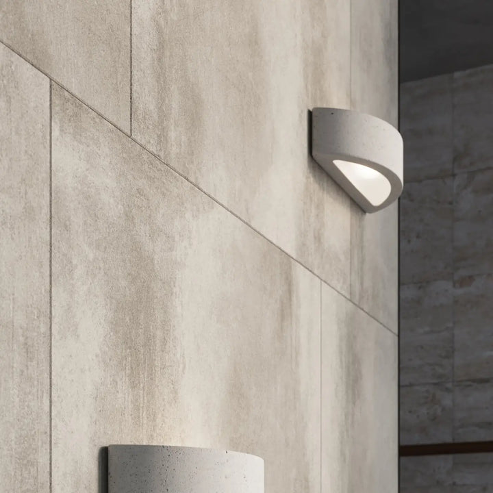 Applique murale atena en béton blanc minimaliste avec design incurvé pour une atmosphère harmonieuse industrielle