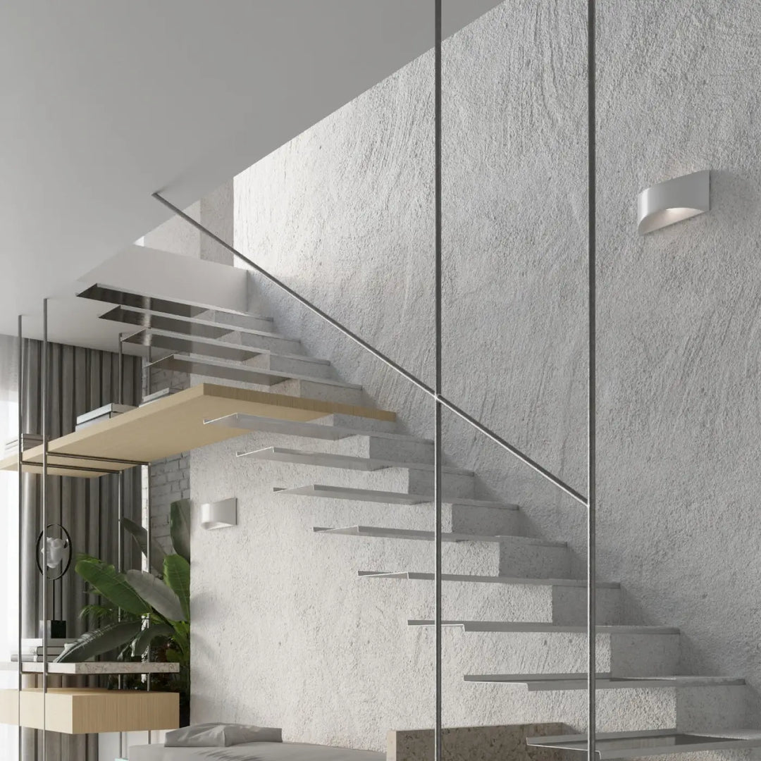 Applique vixen vernie blanc brillant avec finition métallique courbée et led intégrée pour une atmosphère unique et forme simple