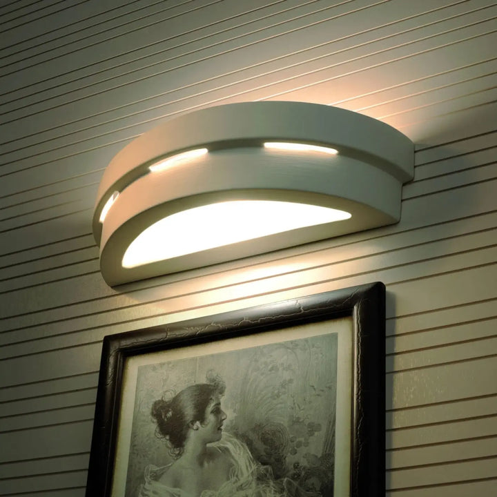 Applique murale helios en céramique blanche avec éclairage led intégré cadre moderne élégante et lampe helios inhabituelle