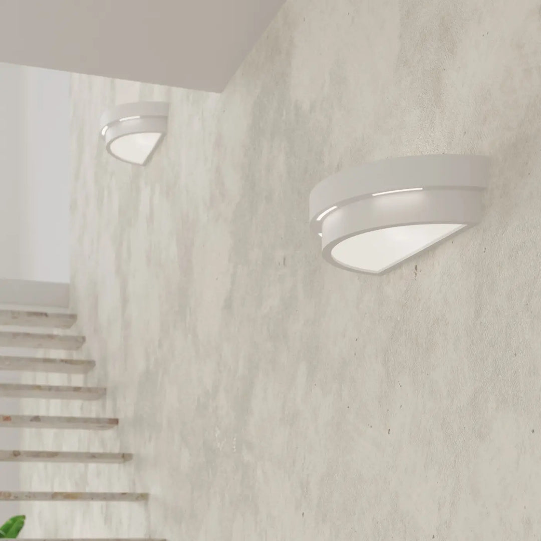 Applique murale helios en céramique avec design incurvé moderne et diffuseur en verre dépoli pour lampes helios inhabituelles