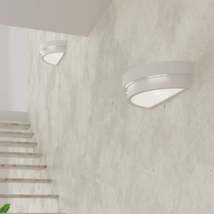Applique murale helios en céramique avec design incurvé moderne et diffuseur en verre dépoli pour lampes helios inhabituelles