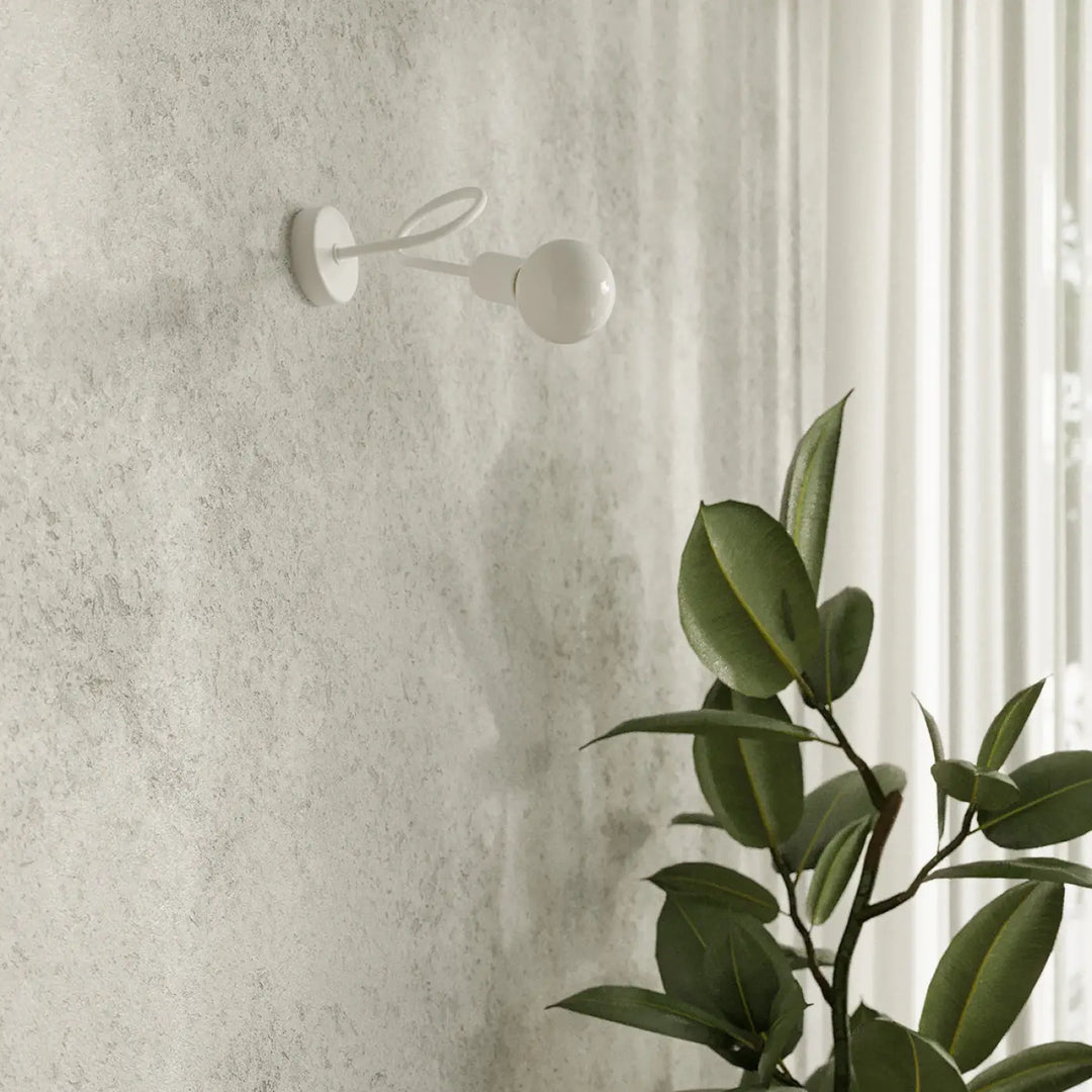 Applique murale loop blanc avec bras incurvé et ampoule sphérique série supeł lampe supeł détails surprenants