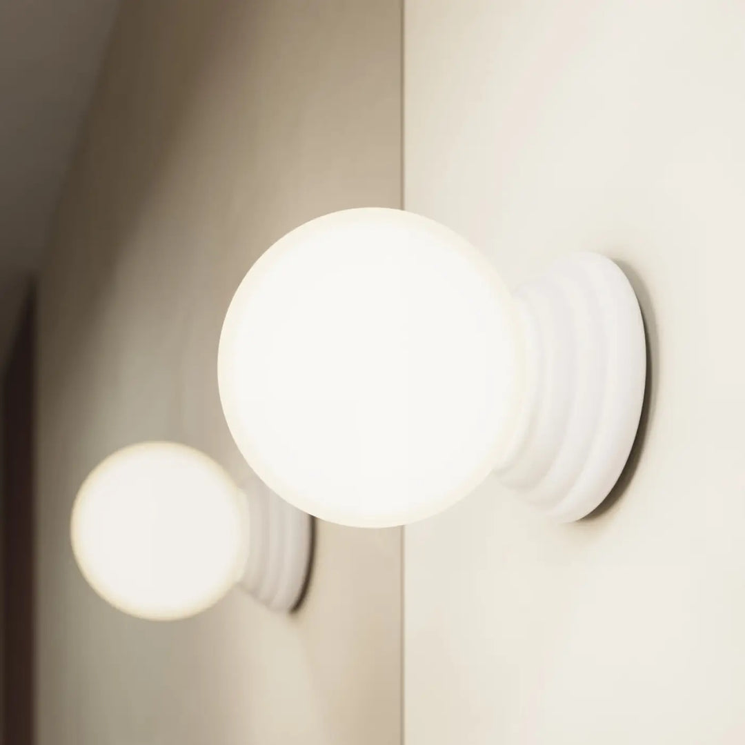Applique murale zori blanc avec globe en verre dépoli et base minimaliste pour une belle décoration aux qualités esthétiques