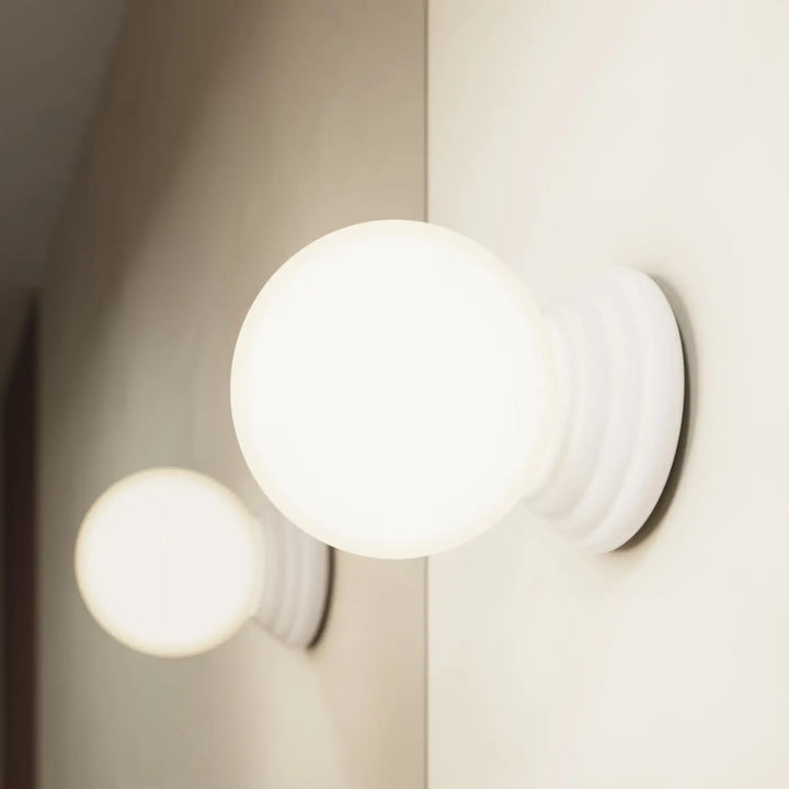 Applique murale zori blanc avec globe en verre dépoli et base minimaliste pour une belle décoration aux qualités esthétiques