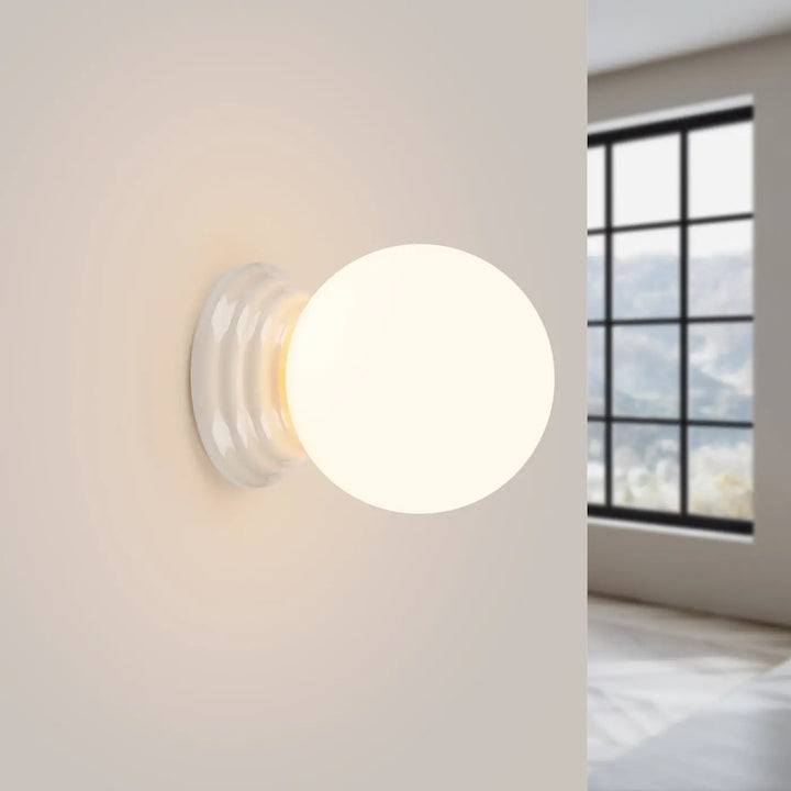Applique murale lampe zori blanc en verre sphérique givré avec base claire rainurée pour une belle décoration aux qualités esthétiques
