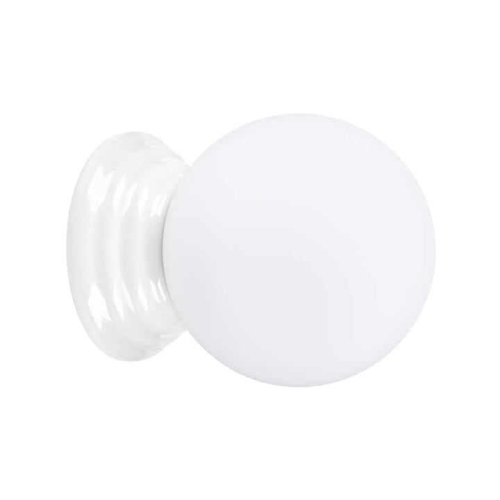 Applique murale zori blanc avec bouton de porte en céramique lisse et base côtelée pour une belle décoration aux qualités esthétiques