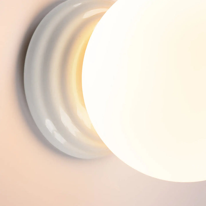 Applique murale lampe zori blanche avec globe en verre arrondi et base en céramique striée pour belle décoration
