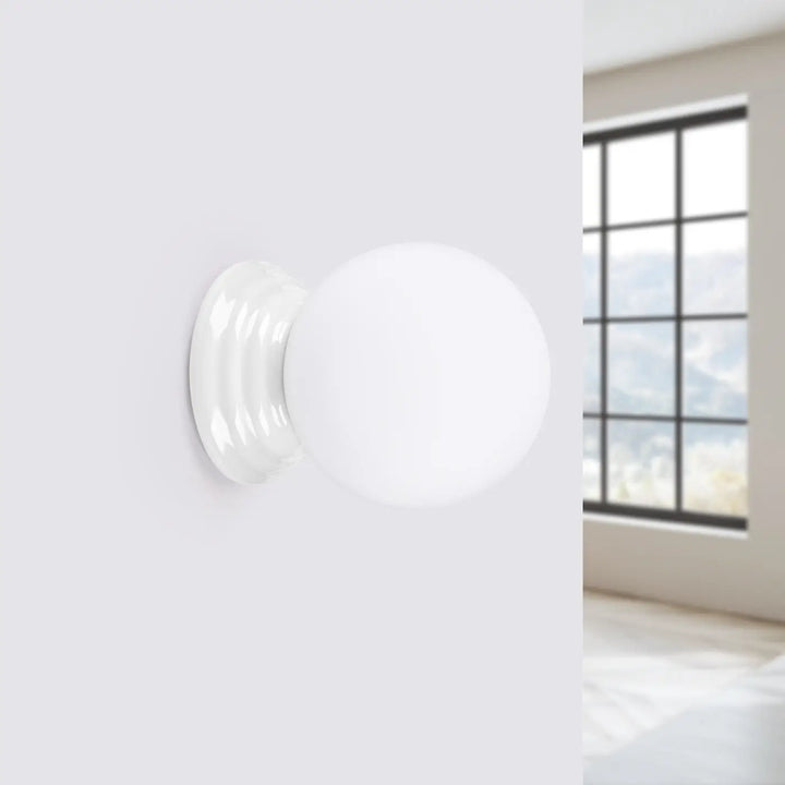 Applique murale zori blanc en verre dépoli avec bouton sphérique lisse et base cannelée idéale pour une belle décoration