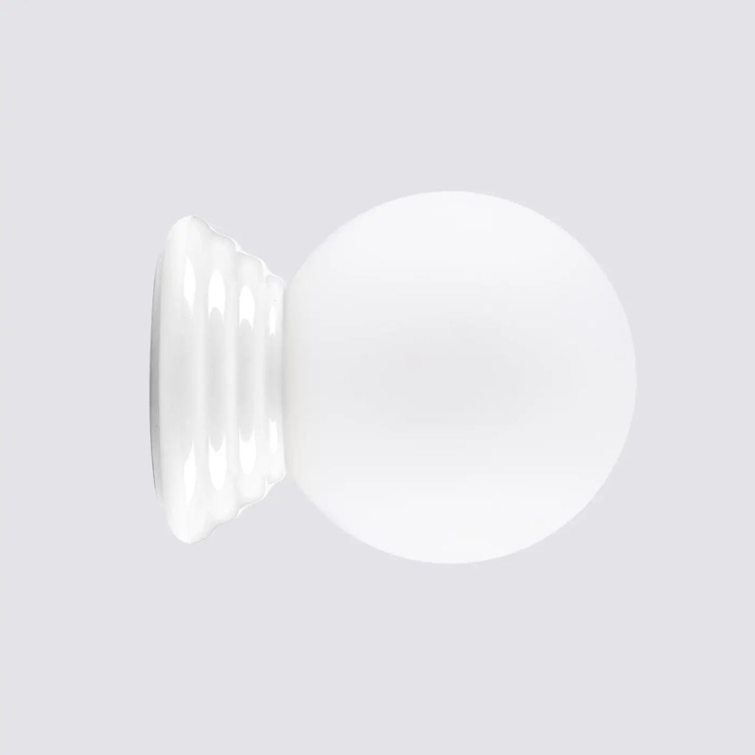 Applique murale zori blanc en verre dépoli avec base cylindrique cannelée offrant belle décoration et qualités esthétiques
