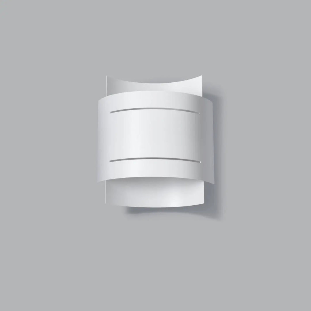 Applique murale hestia blanche avec design original en couches courbées et fentes horizontales pour un style intemporel