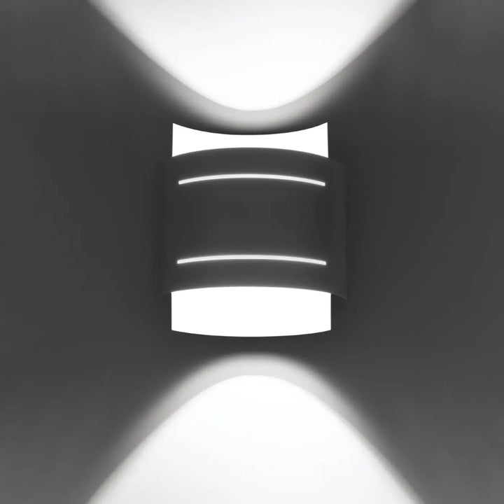 Lampe murale hestia blanche avec design original en led à trois bandes horizontales pour illumination douce