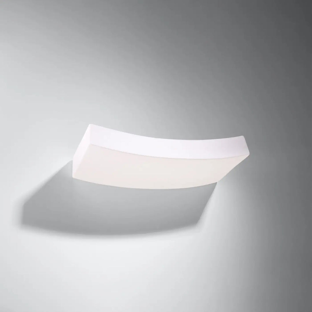Une applique murale hattor en céramique hattor blanche minimaliste avec un design incurvé pour une ambiance unique