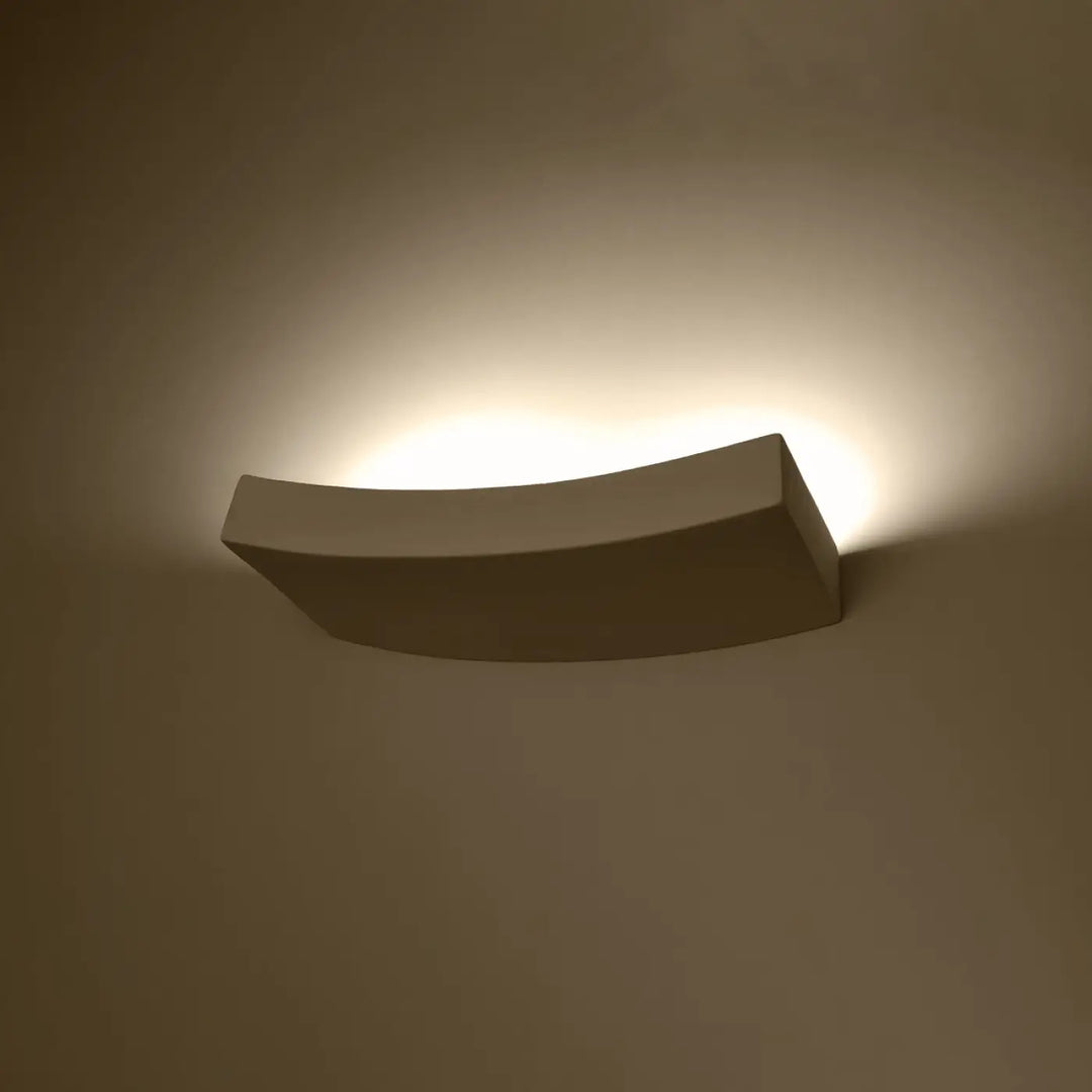 Une applique murale hattor en céramique avec un design minimaliste et une ambiance unique chaleureuse