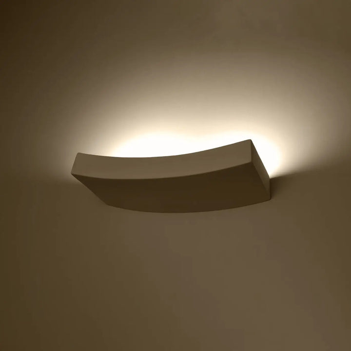 Une applique murale hattor en céramique avec un design minimaliste et une ambiance unique chaleureuse