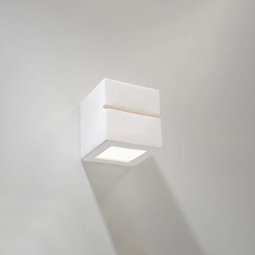 Applique murale céramique leo line blanche forme cube avec design minimaliste et belle lumière encastrée