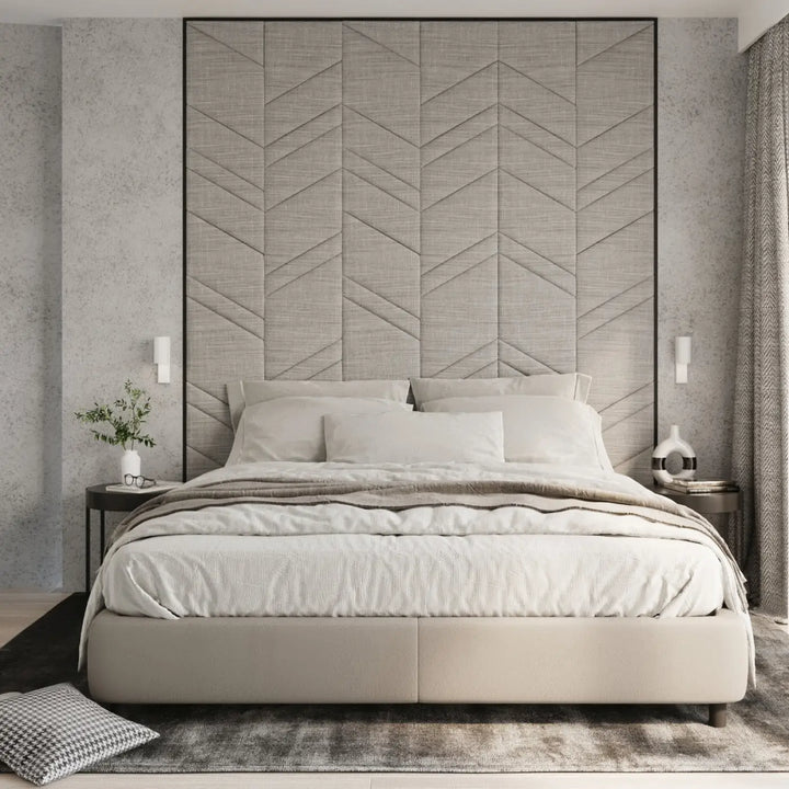 Lit beige tapissé avec tête de lit matelassée en motif chevron accompagné de l’applique murale utti forme discrète blanc