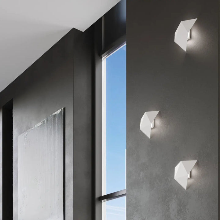 Blanc applique murale solido avec design original géométrique et facets angulaires pour un éclairage intemporel