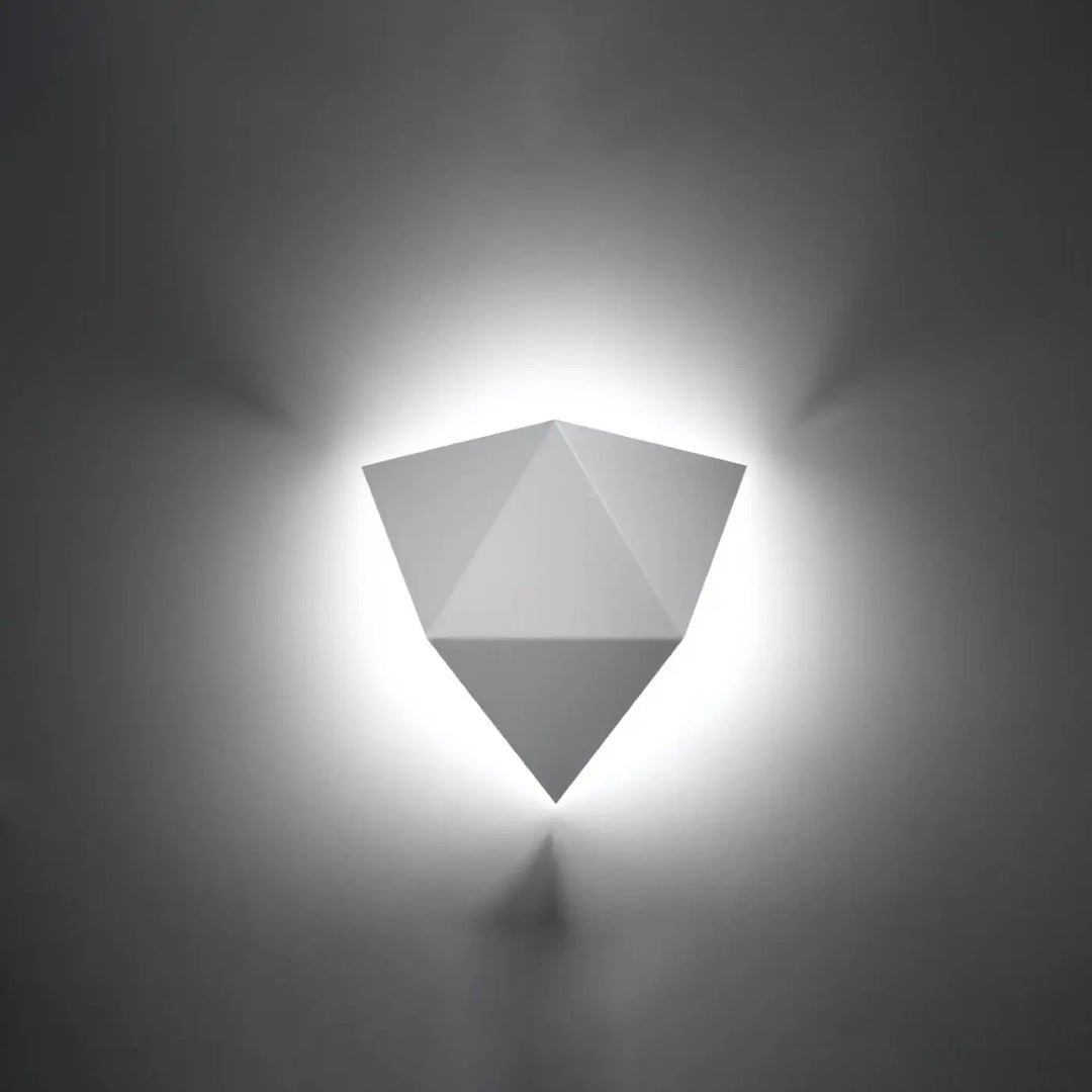 L’applique solido blanc design original avec forme géométrique facettée émettant une lumière douce et intemporelle