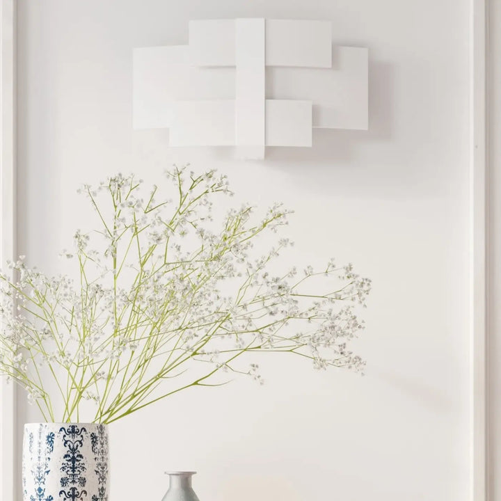 Applique murale celia blanc met magnifiquement un design intemporel en verre blanc met avec panneaux rectangulaires superposés