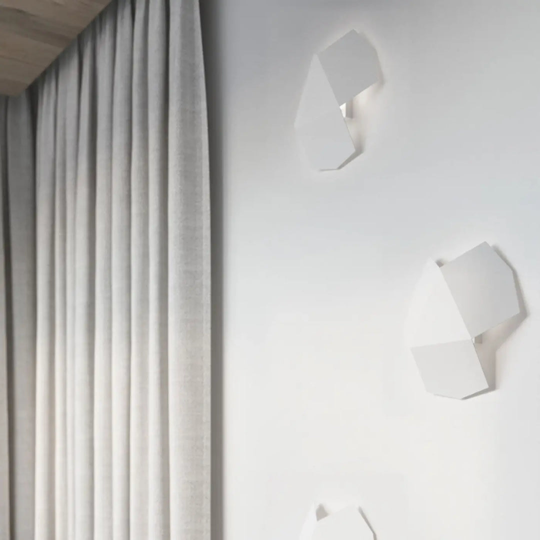Applique murale blanche design original fera avec forme géométrique minimaliste pour une lampe murale intemporelle
